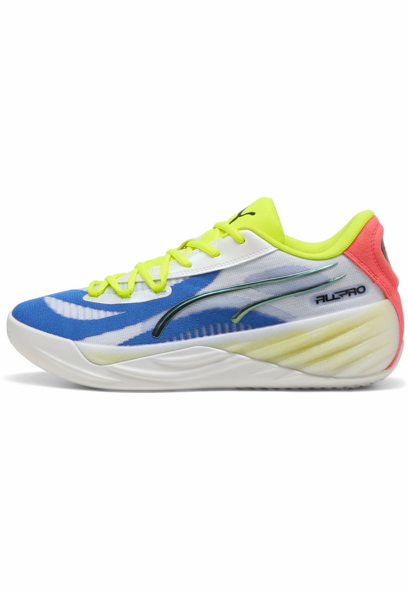 Scarpa da ginnastica multicolore con una parte superiore blu e bianca con accenti verdi, una suola bianca strutturata e un tallone giallo vivo e rosa.