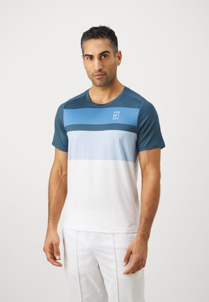 Camiseta deportiva para hombre en azul y blanco, con rayas horizontales, cuello redondo, mangas cortas y un logo en el lado izquierdo del pecho.