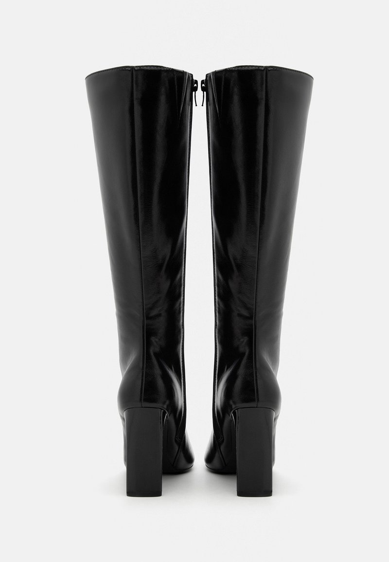 Stivali neri al ginocchio realizzati in pelle lucida. Tacchi quadrati spessi e cerniere sul retro per la chiusura. Texture liscia e design elegante.