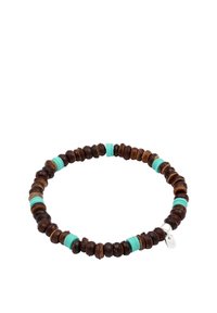 Träarmband med pärlor som har alternerande mörkbruna och turkosa rundlar, prydt med en liten silverberlock och en slät yta.