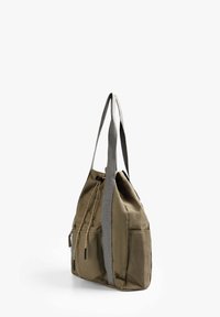 Bolsa verde oliva con cierre de cordón, correas grises y dos bolsillos frontales. Fabricada con un tejido duradero con un acabado texturizado.