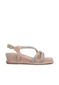 Sandalias de cuña de ante rosa con tiras metálicas texturizadas y cierre de hebilla. Diseño ligero con un tacón bajo y plantilla acolchada.