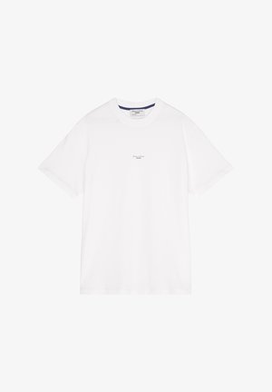 Hvit bomulls t-skjorte med korte ermer, rund hals, og diskret tekst i midten. Glatt tekstur med en avslappet passform.