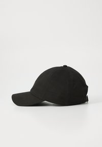 Casquette de baseball noire en coton avec un bord incurvé et une sangle ajustable sur un fond blanc.