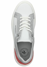 Weiße Sneaker mit grauen Wildlederakzenten, weißen Schnürsenkeln und roten Details an der Ferse. Glatte Oberfläche mit subtiler Markenkennzeichnung an der Seite.