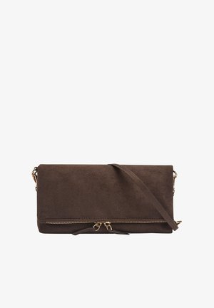 Brązowa zamszowa kopertówka z zamkiem błyskawicznym, odpinanym paskiem na ramię i złotymi elementami. Gładka tekstura i minimalistyczny design.
