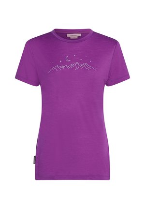 Lila T-Shirt aus leichtem Stoff mit einem weißen Grafikdesign eines Berges und des Mondes auf der Brust. Kurze Ärmel und runder Ausschnitt.