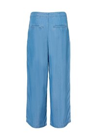 Ljusblå vida byxor i denim. Har en slät yta, två bakfickor och en avslappnad passform. Slutet är något böjt.