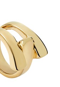 Anillo en tono dorado que presenta una superficie lisa y pulida, con un diseño abierto y acentos geométricos que añaden dimensión y textura.