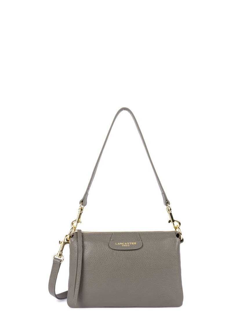Borsa a mano in pelle grigia con accessori in oro, chiusura con zip e tracolla removibile. Presenta una superficie testurizzata e una piccola tasca frontale.