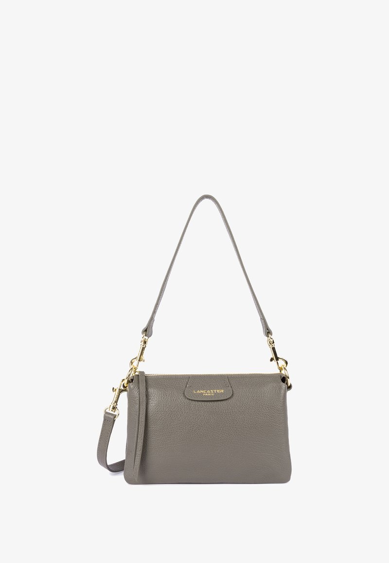 Borsa a mano in pelle grigia con accessori in oro, chiusura con zip e tracolla removibile. Presenta una superficie testurizzata e una piccola tasca frontale.