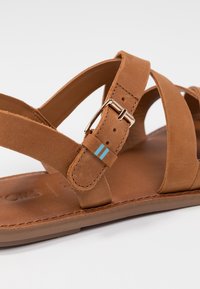 TOMS Sandaalit nilkkaremmillä - sand