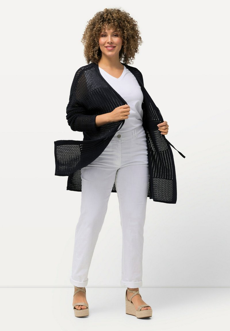 Blusa dal taglio lungo e svasato con texture, scollo a tunica e maniche lunghe, nero | Ulla Popken