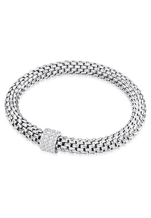 Stříbrný pletený řetízkový náramek s kulatou sponou zdobenou malými průhlednými drahokamy, na bílém pozadí.