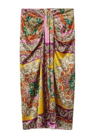 Foulard en soie coloré et à motifs, présentant des designs floraux et paisley ornés dans des tons d'orange, de rose, de vert, de jaune et de violet.