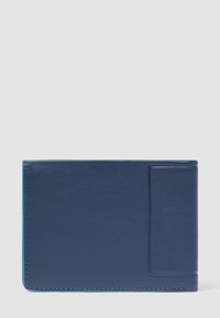 Cartera de cuero azul marino con costuras visibles y un bolsillo rectangular delgado en la parte delantera derecha, sobre un fondo liso.