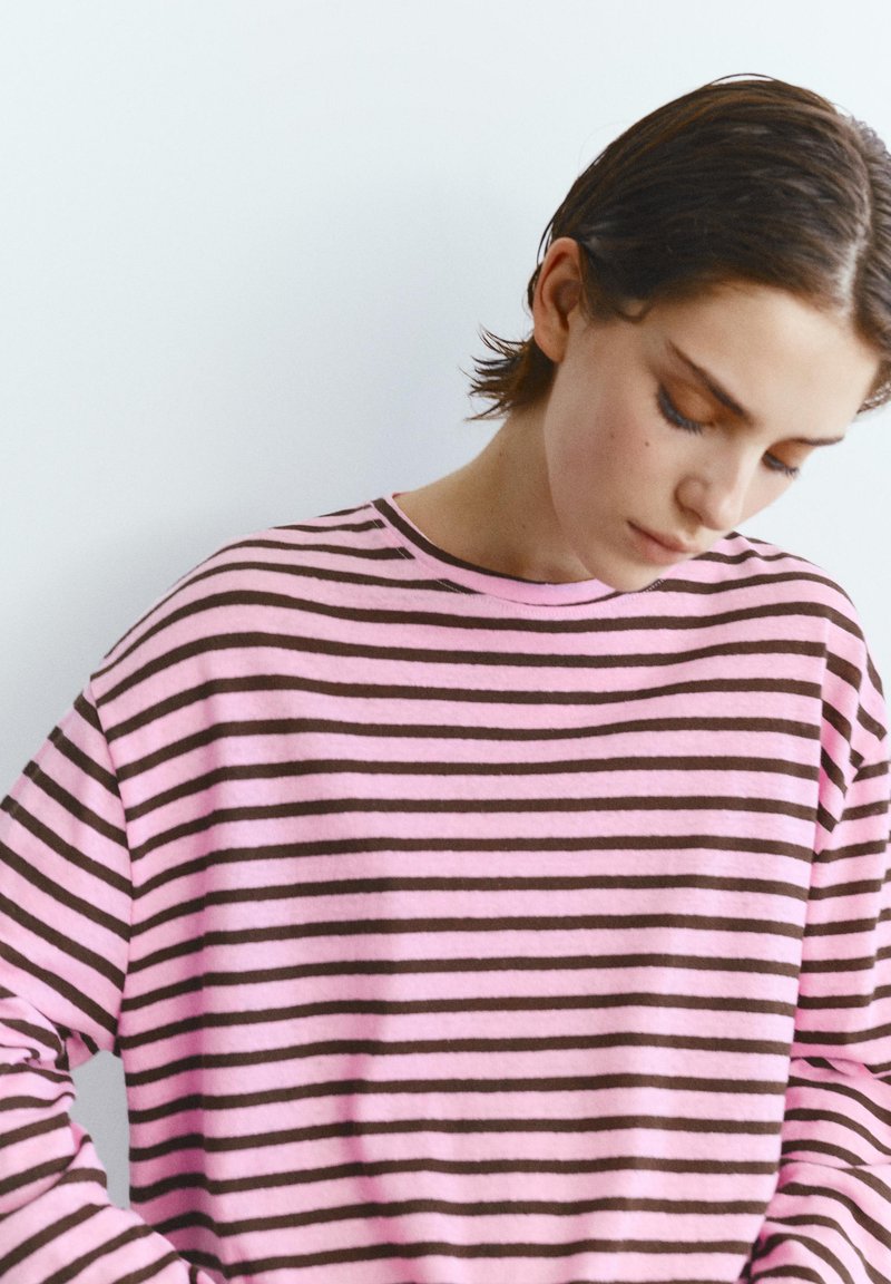 Daisy Street - Pull rayé à ourlet roulé et motif étoile - Bleu et