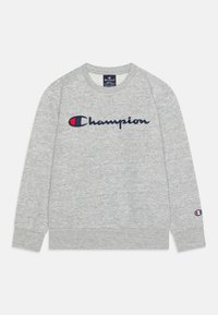 Sudadera gris de algodón con cuello redondo, manga larga y un logo bordado de "Champion" en azul marino y rojo en la parte frontal.
