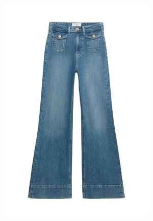 Een paar hoge taille, wijd uitlopende blauwe spijkerbroeken met twee klepzakken met knopen aan de voorkant en een knoop- en ritssluiting aan de voorkant.