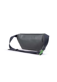 Bolsa impermeable gris con un interior texturizado en gris, correa navy y un cierre ajustable verde. Presenta un diseño en ángulo para facilitar el acceso.