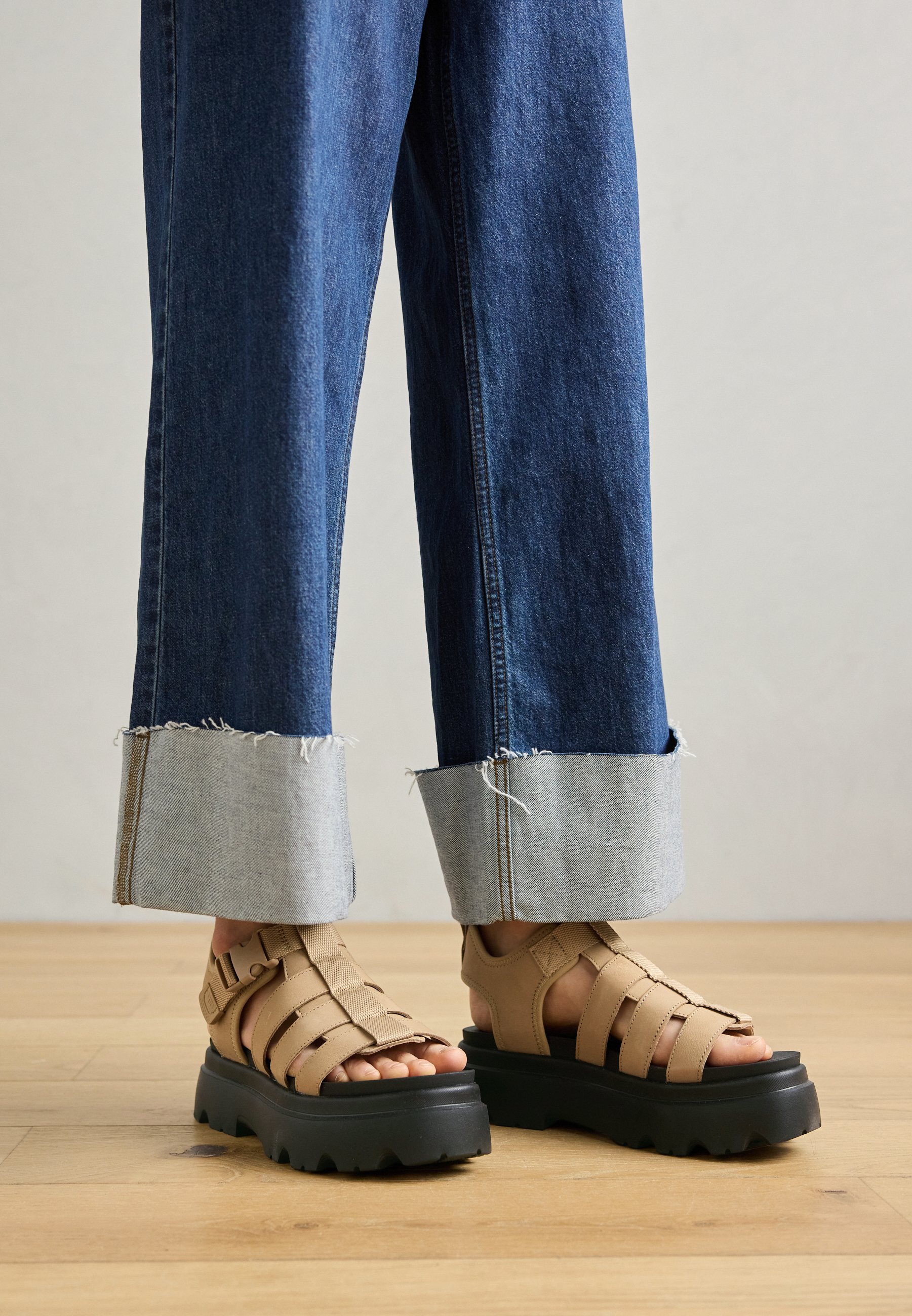 UGG CORA - Platform sandals - sand - Zalando