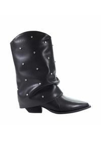 Czarne botki kowbojskie z ekologicznej skóry o lekko opadającym wzorze, ozdobione srebrnymi ćwiekami, z wąskim nosem i niskim obcasem blokowym.