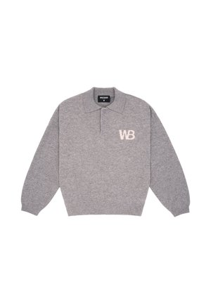 Grauer Strick-Polopullover mit langen Ärmeln, Kragen, zwei Knöpfen, gerippten Bündchen und weißem "WB"-Logo auf der linken Brust.
