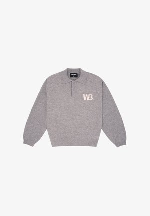 Szary, długi sweter polo z dzianiny z kołnierzykiem, dwoma guzikami, ściągaczami na rękawach oraz białym logo "WB" na lewej piersi.