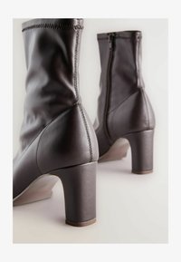 Atlasīts, chocolate brown