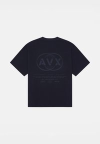 Camiseta de algodón azul marino con mangas cortas. Presenta un gráfico grande en un tono más oscuro en la parte posterior, que incluye texto y logotipos.