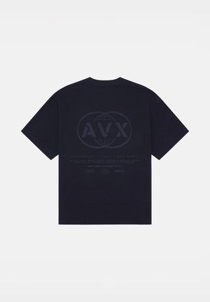 T-shirt in cotone blu navy con maniche corte. Presenta una grande grafica in una tonalità più scura sul retro, comprensiva di testo e loghi.