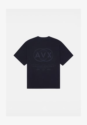 T-shirt in cotone blu navy con maniche corte. Presenta una grande grafica in una tonalità più scura sul retro, comprensiva di testo e loghi.