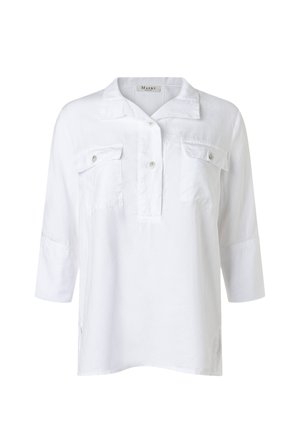 Wit overhemd met lange mouwen, kraag, halve knoopsluiting en twee borstzakken met knopen, getoond tegen een effen achtergrond.