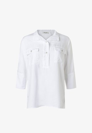 Wit overhemd met lange mouwen, kraag, halve knoopsluiting en twee borstzakken met knopen, getoond tegen een effen achtergrond.