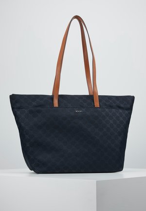 Czarna torba na ramię z wzorem, z brązowymi skórzanymi ramiączkami, spoczywająca na białej powierzchni, z małym srebrnym logo "JOOP!".