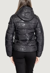 Giubbotto imbottito nero con cappuccio, caratterizzato da un design trapuntato e sottili motivi floreali grigi. Realizzato in materiale lucido con una texture liscia.