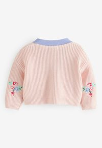 Rozā adīts džemperis ar zilu apkakli, ar izšūtiem ziedu motīviem uz abām piedurknēm, attēlots no aizmugures uz baltas fona.