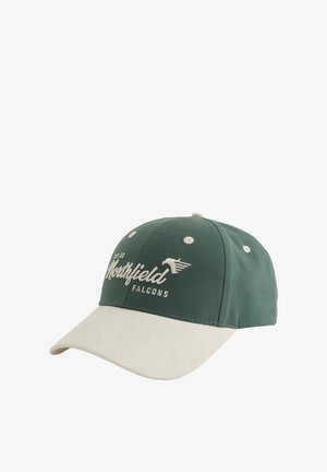 Casquette de baseball verte et beige avec le texte "Northfield Falcons" et le logo du faucon brodés à l'avant.