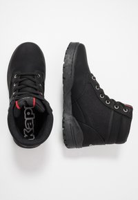 Svarta högstövlar i syntetiskt läder och textil. Har snörning framtill, vadderad krage, gummisula och röda detaljer vid tungan.