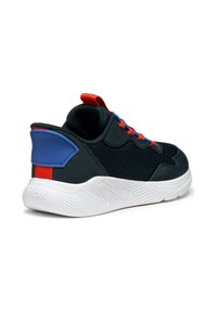Czarna sportowa sneaker z teksturowaną cholewką, czerwoną i niebieską sznurówką oraz białą gumową podeszwą. Posiada niebieski akcent na pięcie oraz detal z logo.