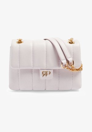 Kleine hellrosa gesteppte Handtasche mit goldener Kette und goldenem Logoverschluss an der Vorderklappe.