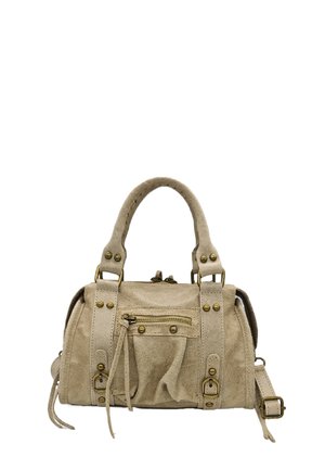 Sac à main en daim beige avec deux poignées courtes, une bandoulière réglable, une poche zippée à l'avant et des accents en laiton. Présente une texture légèrement froissée.