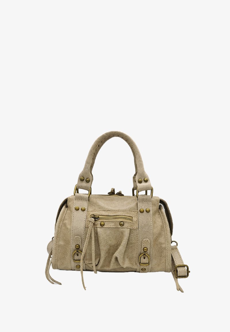 Sac à main en daim beige avec deux poignées courtes, une bandoulière réglable, une poche zippée à l'avant et des accents en laiton. Présente une texture légèrement froissée.