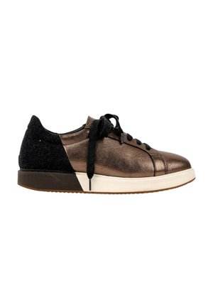 Basket basse avec avant en cuir métallisé bronze, talon noir texturé, lacets noirs et semelle blanche avec bande de roulement marron.
