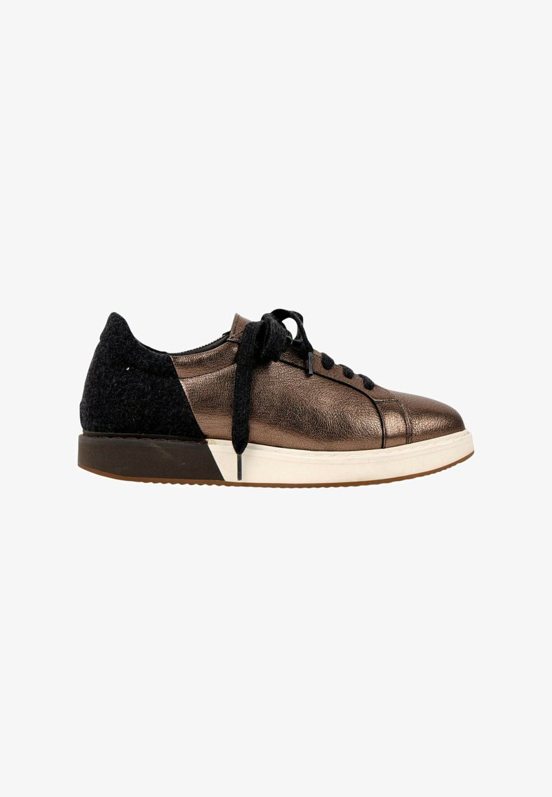 Basket basse avec avant en cuir métallisé bronze, talon noir texturé, lacets noirs et semelle blanche avec bande de roulement marron.