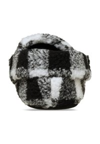 Pantofole a scacchi bianche e nere in un morbido e soffice tessuto, con una forma arrotondata e un design aperto sulla parte superiore. La texture è pelosa e di peluche.