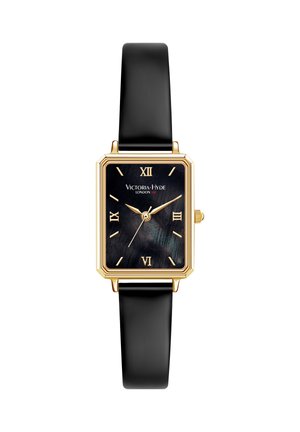 Montre rectangulaire en or avec bracelet en cuir noir, cadran noir, chiffres romains dorés, trois aiguilles et logo « Victoria Hyde London ».