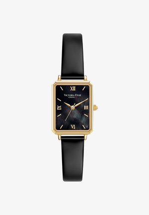 Montre rectangulaire en or avec bracelet en cuir noir, cadran noir, chiffres romains dorés, trois aiguilles et logo « Victoria Hyde London ».