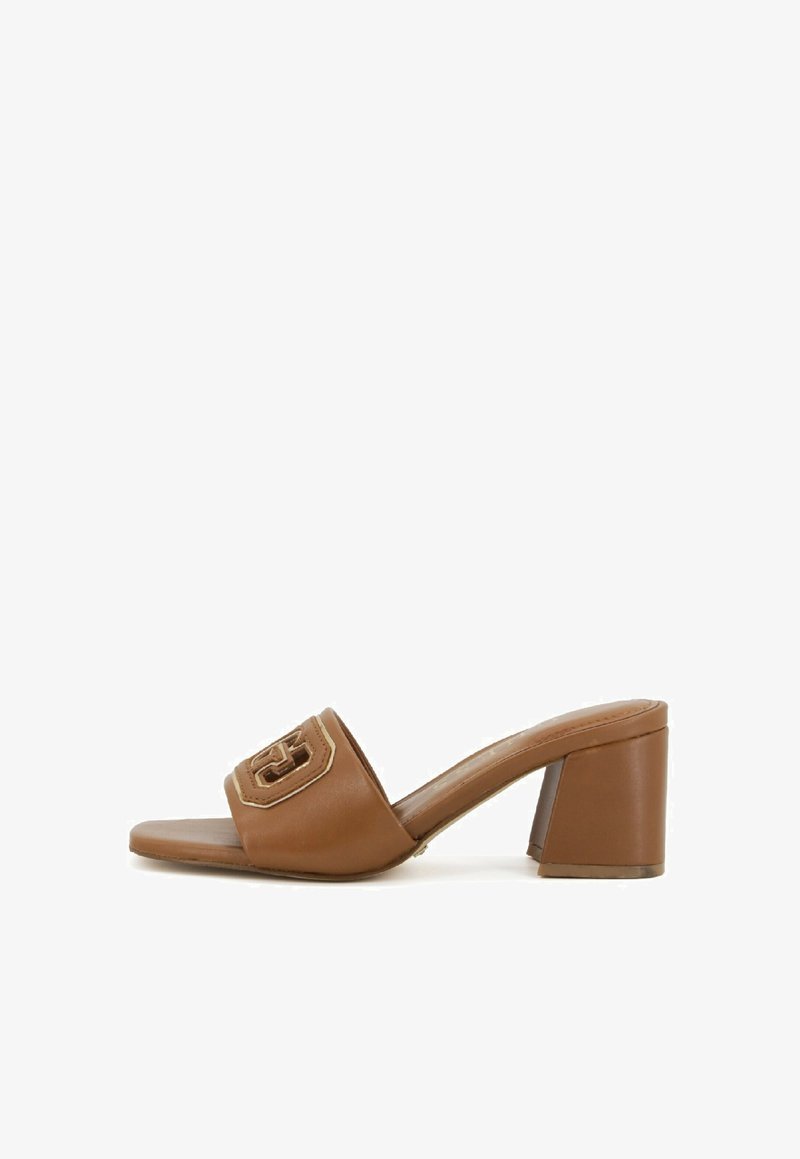 Mules à talons en simili cuir marron avec une large bride ornée d'un accent logo géométrique. Design à talon block, texture lisse, arrière ouvert.