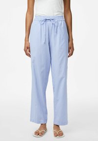 Svijetloplave prugaste hlače s opuštenim krojem, elastičnim pojasom i regulabilnom vezicom. Materijal izgleda glatko, pogodno za svakodnevno nošenje.